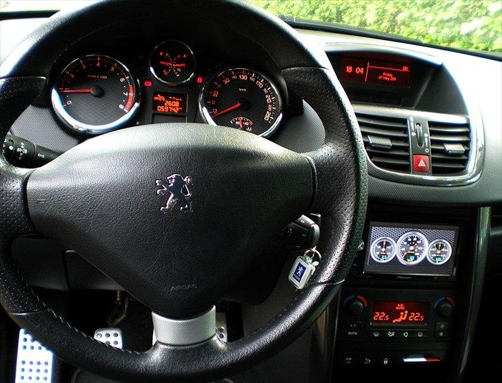 Peugeot 207 RC - G-måler og 8 andre målinger tilgængelige på skærmen billede 5