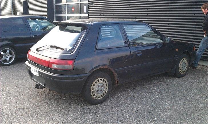 Mazda 323 lx *SOLGT* billede 4