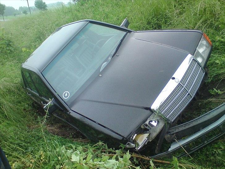 Mercedes Benz 190E 2,0 skadet. - Så røg mercedesen af banen i mega skybrud. Da bilen havnede der låg den helt på siden og vi fik så skubbet den ned på hjulene senere. billede 11