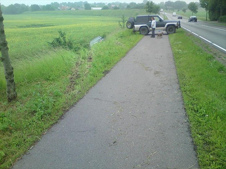 Mercedes Benz 190E 2,0 skadet. - Se sporene. meget tæt på træet. billede 14