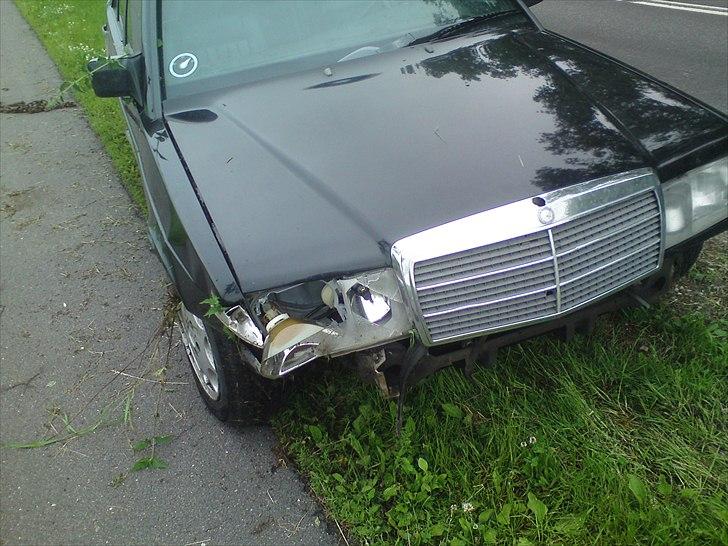 Mercedes Benz 190E 2,0 skadet. - Bilen startede og kørte helt fint uden problemer da den kom op. godt nok skrabede forskærmen lige på men den var ogs det hele. billede 19