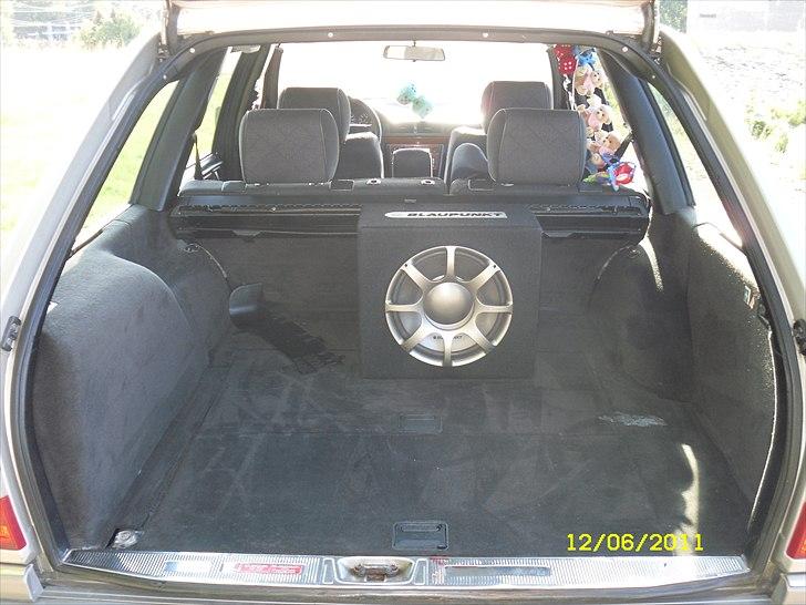 Mercedes Benz 220 TE - blaupunkt baslåda spiller satme godt
så godt så mine børn lægger sig til at sove når vi er ude og køre  billede 9