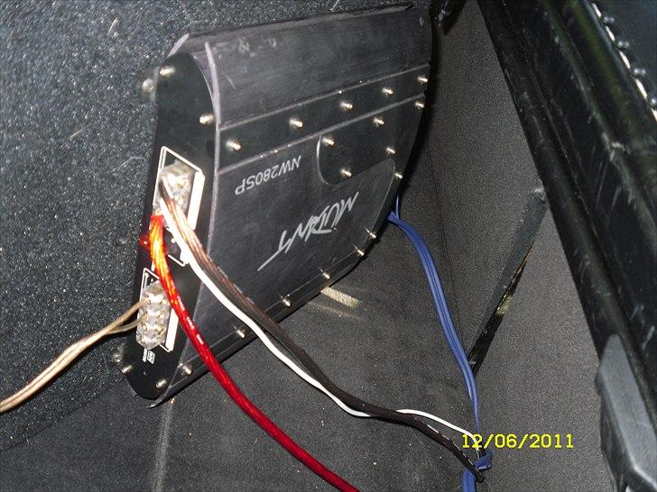 Mercedes Benz 220 TE - jeg ved det ret dårligt billed men min ledning til minus er satme så kort så jeg ikke kan rykke den mere ud og få et bedre billed billede 10