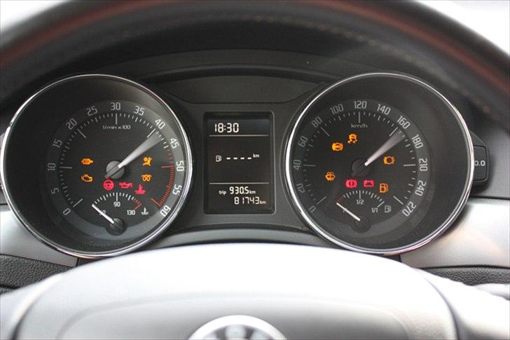 Skoda Superb 1,9 TDI GreenLine - Solgt! - Viserne (speedometer + omdrejningstæller) "svirper" om på max når man sætter tænding på... billede 18