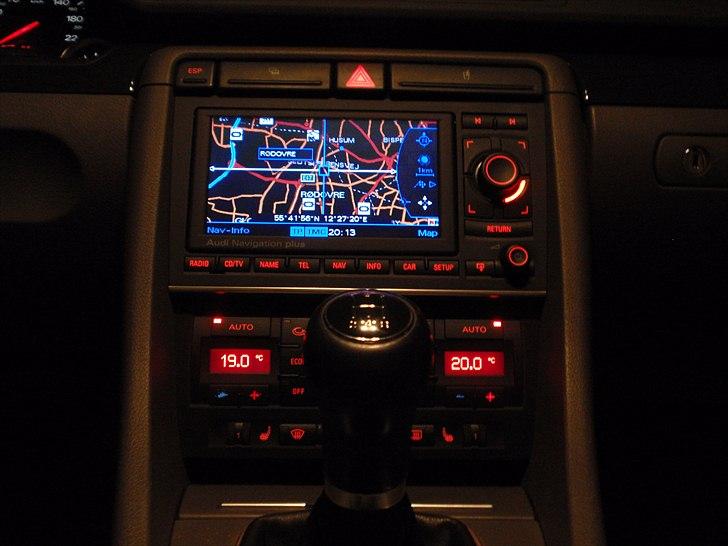 Audi Avant TDI S-line - Audi MMI navi om natten billede 14