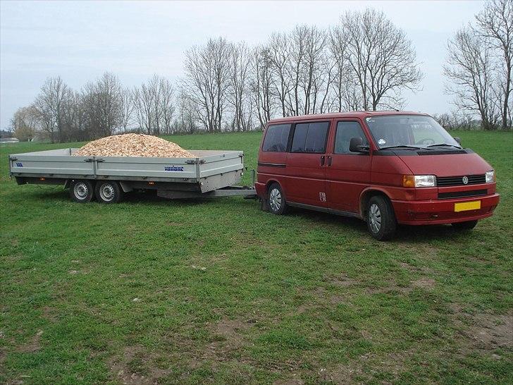 VW Caravelle - Ude og hente noget træflis! billede 8