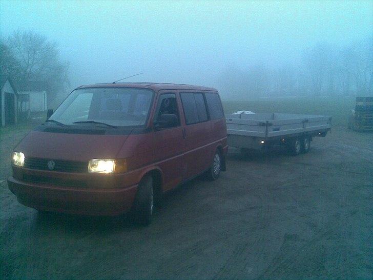 VW Caravelle - Ude med den store trailer inden der kom plader på. billede 11