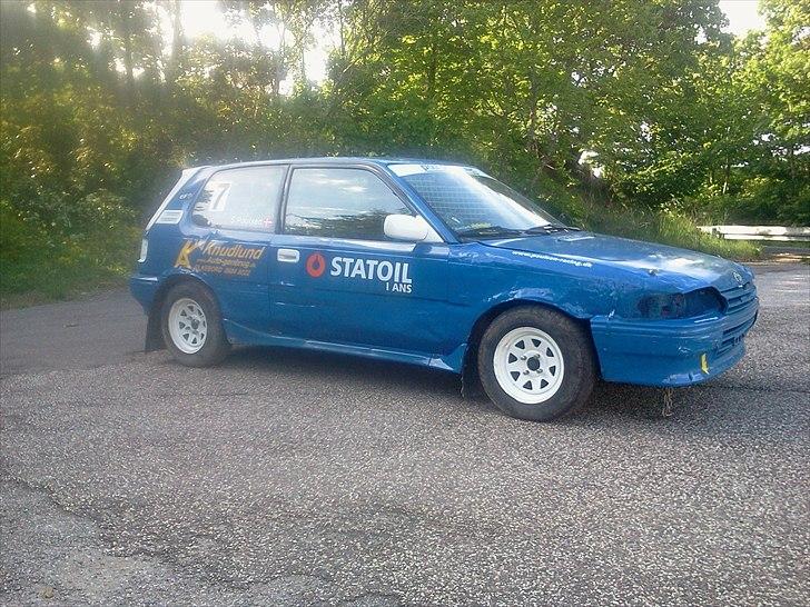 Toyota Corolla Folkeracer >SOLGT< - fik lige de sidste sponsor reklamer på ;) 
flere billeder i fotoalbum billede 2