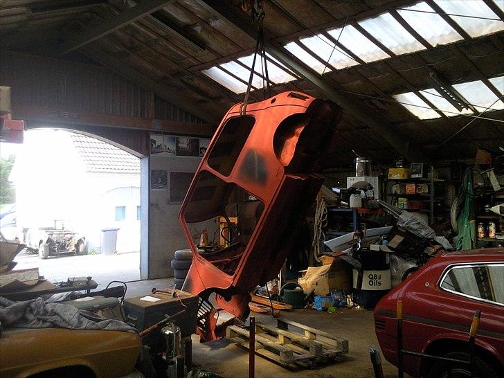 Austin-Morris mascot 850 mk3 - 2-6-2011: så har den været til sandblæser, så nu skal den jo lige tømmes for sand. og samtidig kan man jo lige veje den: 130kg som den er på billedet. billede 15