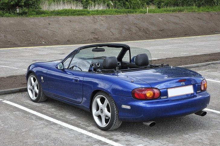 Mazda MX-5 Jubilæumsmodel *solgt* - Af med hatten - kalechen foldes op og ned i løbet af sekunder, fx. mens man venter på grønt lys.. :) billede 4