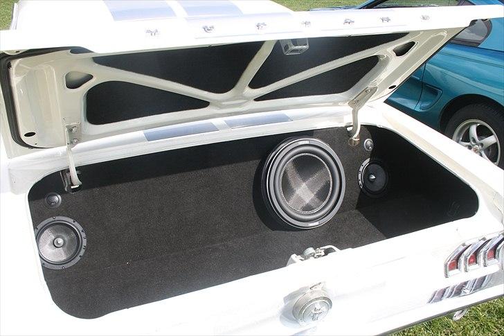 Ford Mustang "Rebel Mustang" - Anlægget fra bagagerummet billede 10