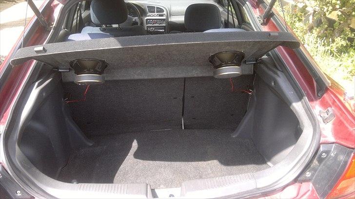 Mazda 323 F BA [SOLGT] - Som man kan se er der masser af plads til mere gejl :D billede 9