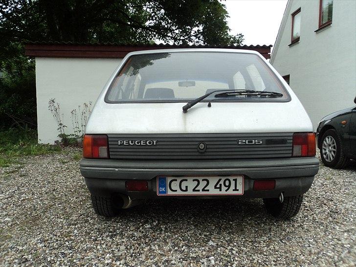 Peugeot 205 - lidt "tyk" bag i gør jo ikke noget!! billede 2