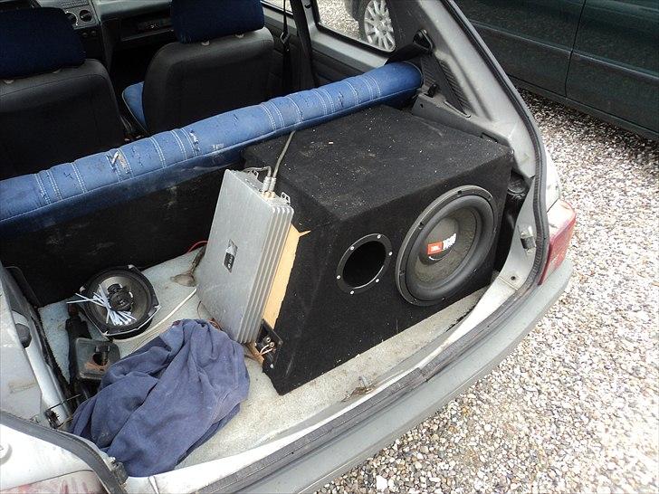 Peugeot 205 - og NEJ den er ikke for stor til bil det passer med der kan stå en ramme øl ved siden af billede 7