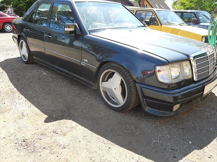 Mercedes Benz W124 - BRABUS 3.6-24 - Her har jeg fået de Originale BRABUS Monoblok II fælge på bilen, som den blev født med.
Der er dog mange delte meninger om designet, jeg synes nu de glæder bilen og modellen godt.
Men Carlsson fælgene er helt klart min favorit, de er en en helt anden klas billede 15