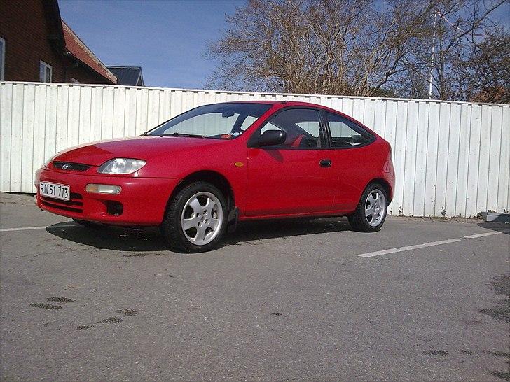 Mazda 323C billede 1