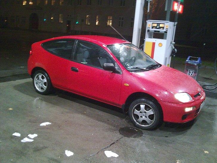 Mazda 323C billede 8