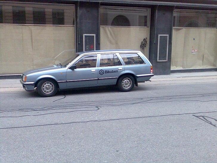 Opel Rekord E1 5 dørs Caravan  - her er den ved film optagelserne taget med mobil  billede 17