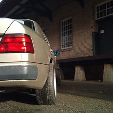 Mercedes Benz 230E w124 - Totalskadet.