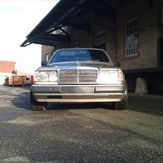 Mercedes Benz 230E w124 - Totalskadet.