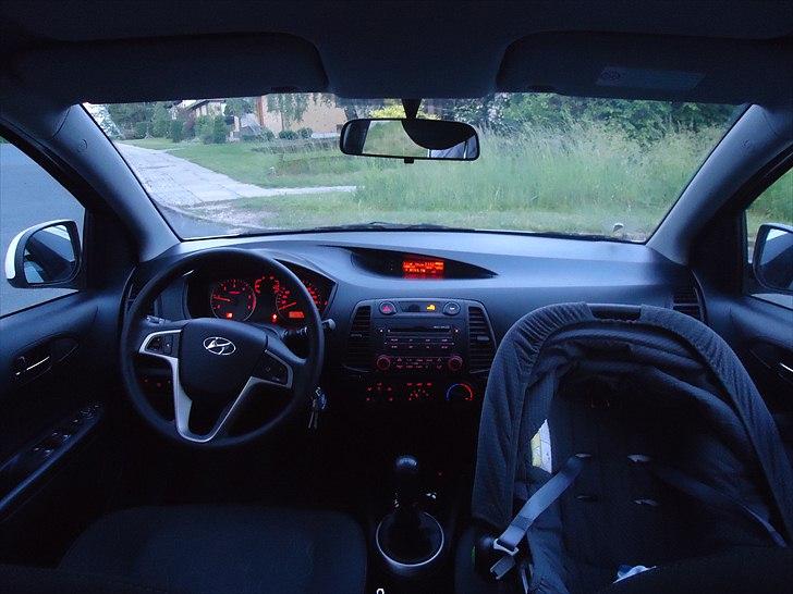 Hyundai i20 1.4 CRDI Comfort - Min og sønnike's plads...okay når mor er med så gider han ik side foran.. hun har jo mælken.. ;) billede 6