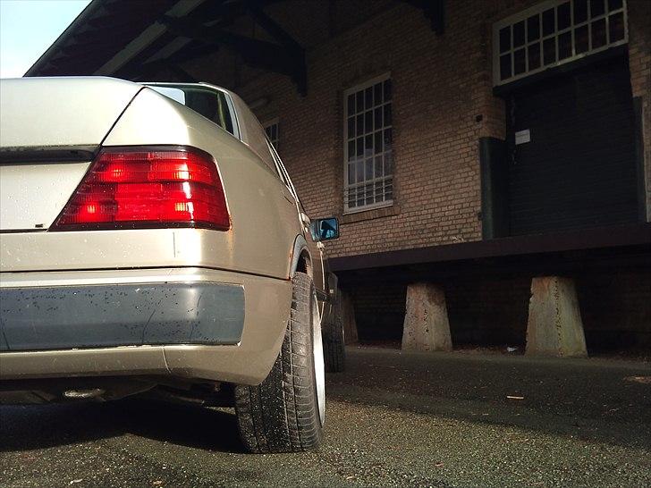 Mercedes Benz 230E w124 - Totalskadet. billede 1