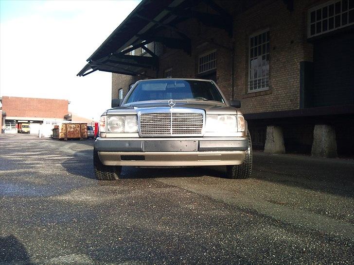 Mercedes Benz 230E w124 - Totalskadet. billede 2