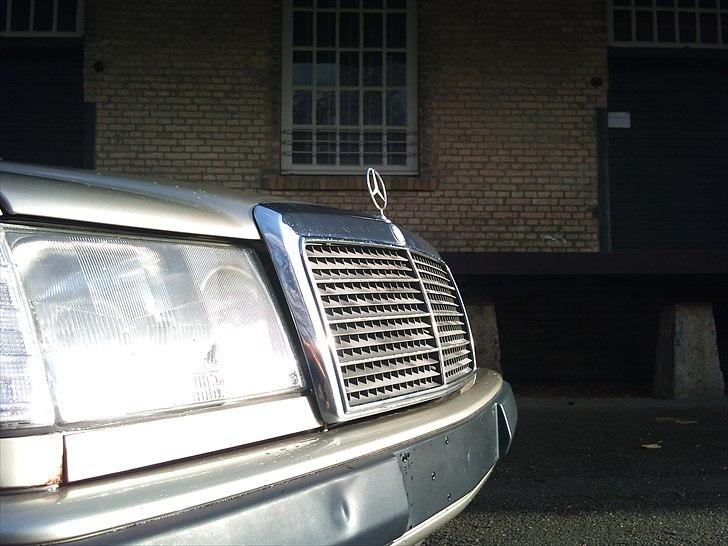 Mercedes Benz 230E w124 - Totalskadet. billede 4