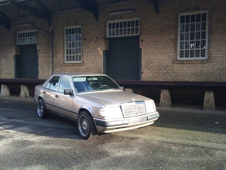 Mercedes Benz 230E w124 - Totalskadet. billede 7