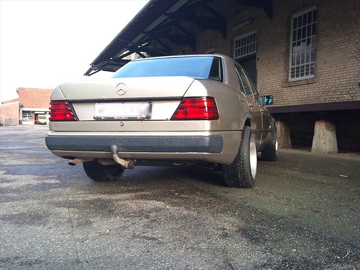 Mercedes Benz 230E w124 - Totalskadet. billede 8