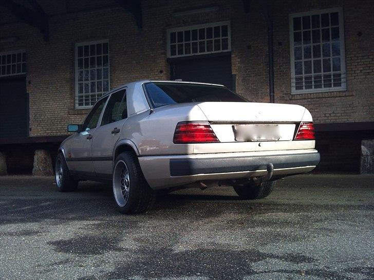 Mercedes Benz 230E w124 - Totalskadet. billede 9