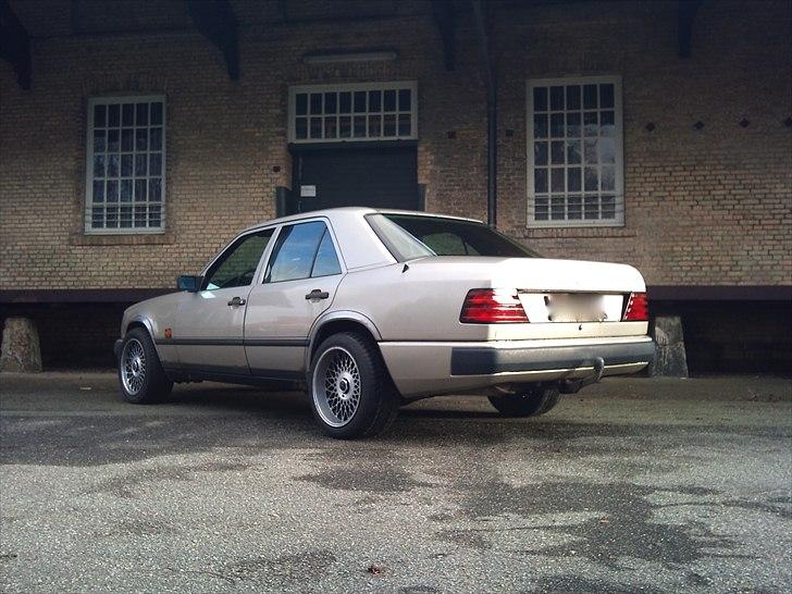 Mercedes Benz 230E w124 - Totalskadet. billede 10