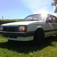 Opel Ascona C-cc 1,6 S 5 dor Solgt