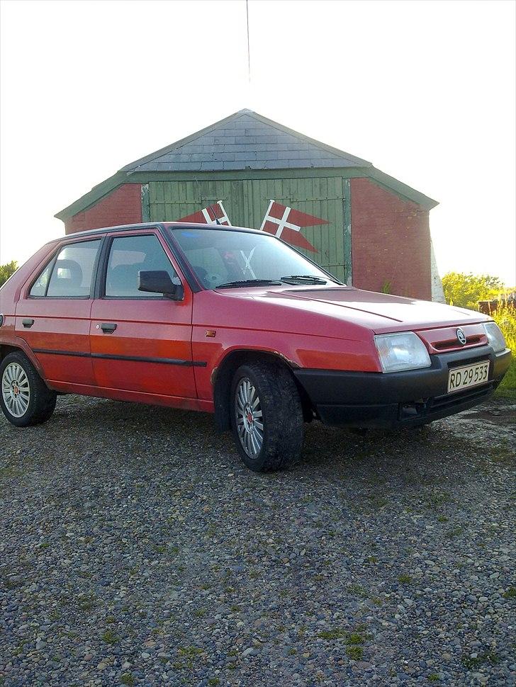 Skoda farvorit 136 f total skadet billede 1