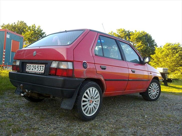 Skoda farvorit 136 f total skadet billede 2