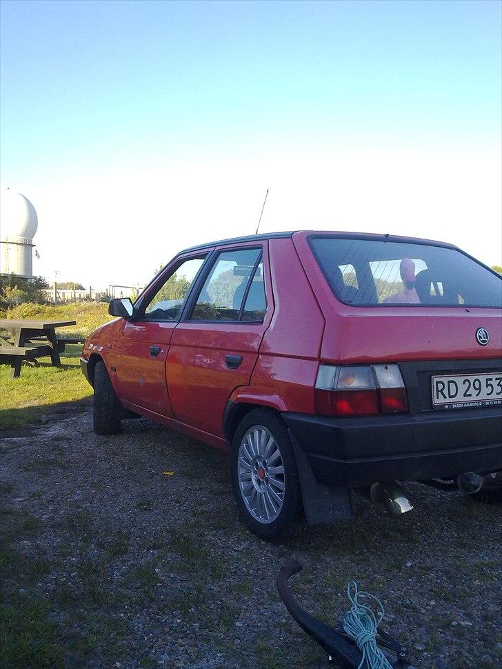 Skoda farvorit 136 f total skadet billede 4