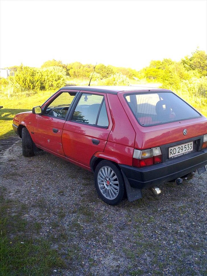 Skoda farvorit 136 f total skadet billede 6