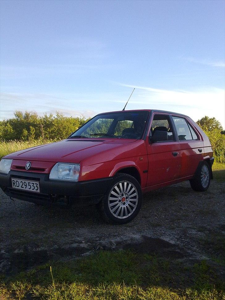 Skoda farvorit 136 f total skadet billede 8