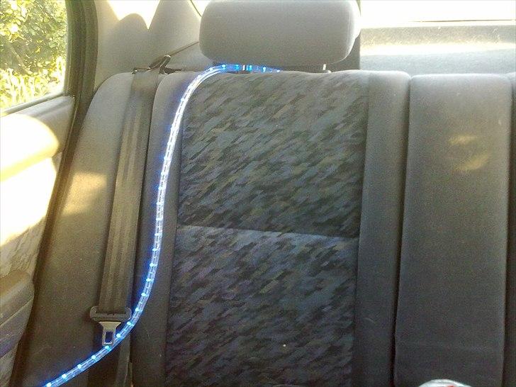 Toyota carina e model - mit blå lys i bilen. Har det lagt hele vejen rundt i bunden af bilen billede 13