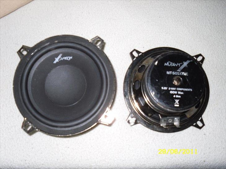 Mercedes Benz 220 TE - disse hæjtalere fra Mutant skal byttes med de sony der sider i nu
håber på noget bedre lyd  billede 17