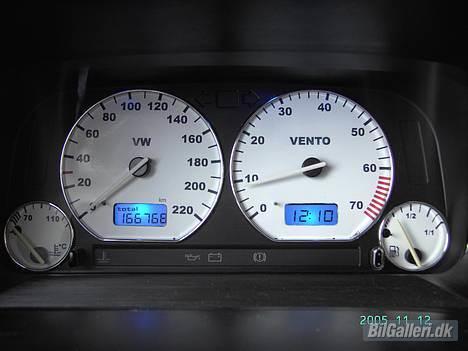 VW Vento ( SOLGT ) - Ser godt ud med hvide urskiver samt chromringe og blåt lys. :-) billede 5