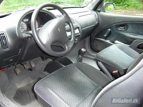 Citroën Saxo 1.1 (solgt) - Kabine i hvidt læder med sportsrat og racerpedaler med bæ på...  billede 3