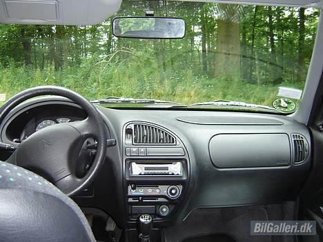 Citroën Saxo 1.1 (solgt) - Ihh, jeg er så glad for det fancy wantsy pantsy handskerum!! :-D  billede 8