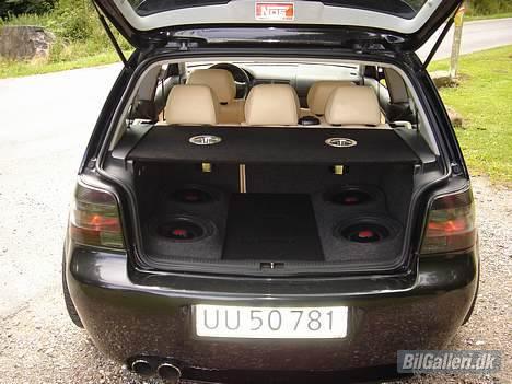 VW Golf IV  - SOLGT... - 4x10" Dali basser... Det spiller helt kanon...! Bagagerummet blir beklædt med samme læder som i kabinen... !!! billede 7