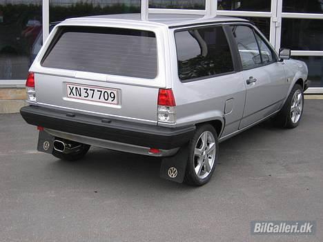 VW polo hit SOLGT:-(  - som bagklappen ser ud nu. har fjernet visker, låsen og emblemerne samt fået spøjlen indfarvet billede 7