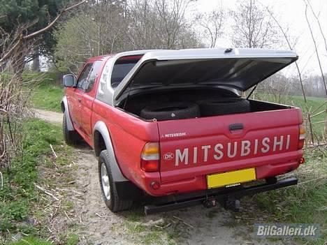 Mitsubishi L200 2,5 TD 4x4 Solgt - Det skal lige siges at de dæk som ses i bag i bilen her er min mor´s vinterdæk billede 5