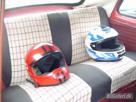 Ford Anglia SOLGT - bagsæde med hjelme billede 4