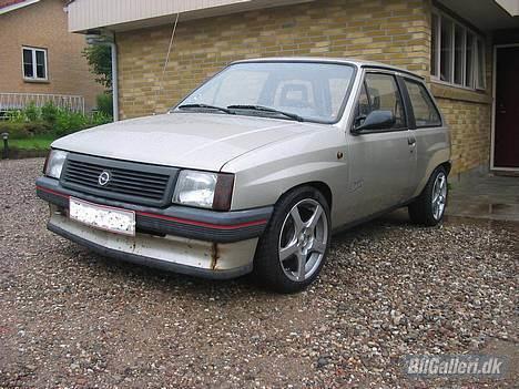 Opel Corsa A 1,0s Swing -Solgt - Floot, pånær pletrusten og den delvist gennemtærede samling mellem forskærm og underspoiler billede 1