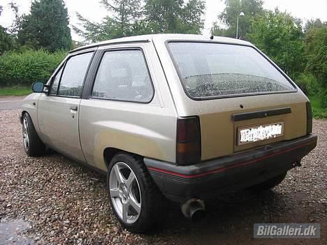 Opel Corsa A 1,0s Swing -Solgt - Den har en dejlig røv sådan en corsa.. på trods af det store røvhul :D billede 2