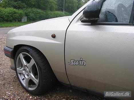 Opel Corsa A 1,0s Swing -Solgt - Derfor er den blevet døbt swin.. til en fest hældte en kammerat 1 øl ud over den og råbte: vi døber dig swin billede 3